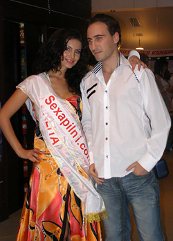 Третата подгласничка и лице на Sexapilni.com със собственика на сайта Цветомир Сарачилов