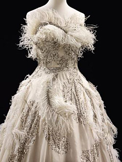 Вечерна рокля на Pierre Balmain. Копринена органза с кристали и пера от 50-те години на XX век