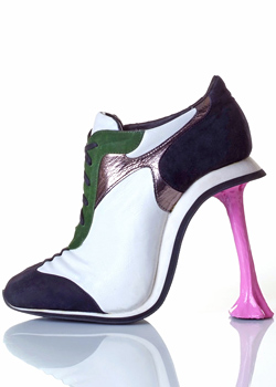 Израелски дизайнер направи обувки, имитиращи женското тяло 