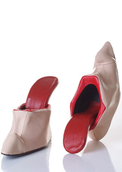 Израелски дизайнер направи обувки, имитиращи женското тяло 