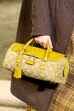 Романтика и женственост в Louis Vuitton