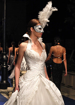 Wedding dresses with feathers and black embroidery are a hit 