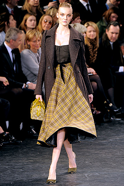 Романтика и женственост в Louis Vuitton