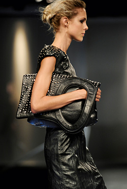 http://beauty.fashion.bg/article/5156/34/modni-tendencii-prolet2011-metalicheski-cvetove