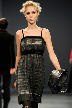 http://beauty.fashion.bg/article/5156/34/modni-tendencii-prolet2011-metalicheski-cvetove