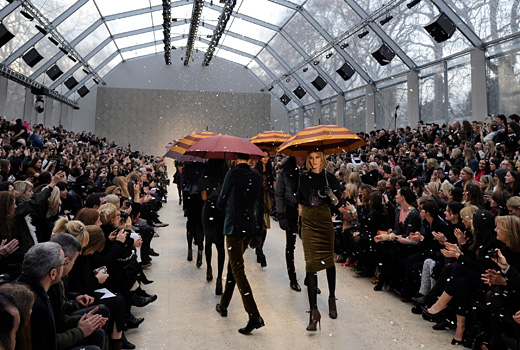 Атрактивно шоу представи Burberry на Седмицата на модата в Лондон