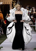Supermodel Karen Mulder has been arrested for making "threatening" phone calls to a plastic surgeon Supermodel Karen Mulder has been arrested for making "threatening" phone calls to a plastic surgeon