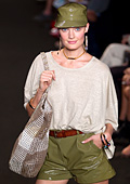 Oversize handbags are in fashion for Spring-Summer 2012