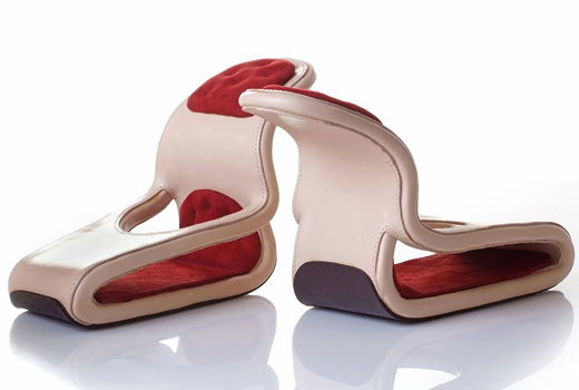 Israeli designer made shoes, imitating the female body 