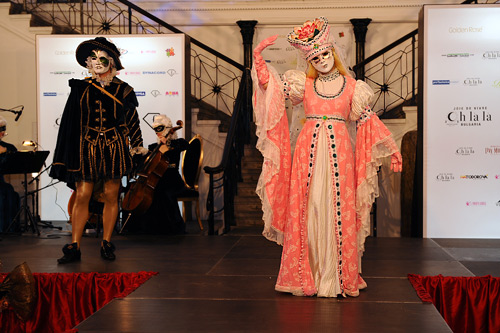 Impressive fashion show of Venice costumes and masks