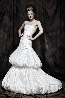 Sex appeal and femininity in the collections of Atelier Simon for 2011