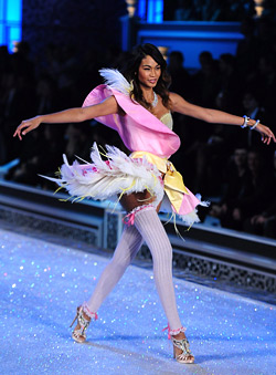 38 attractive models at Victoria's Secret show