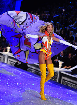 38 attractive models at Victoria's Secret show