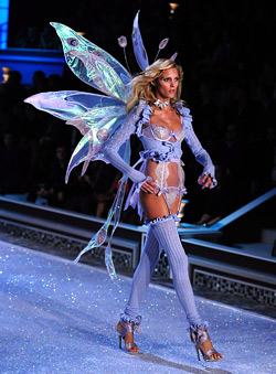 38 sexy models at Victoria's Secret show