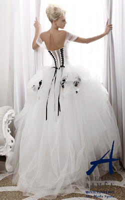 Wedding dresses with feathers and black embroidery are a hit  