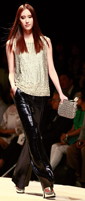 Fashion trends Autumn-Winter 2011/2012: Dress in gold