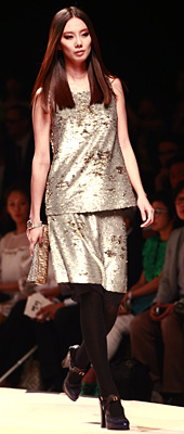 Fashion trends Autumn-Winter 2011/2012: Dress in gold