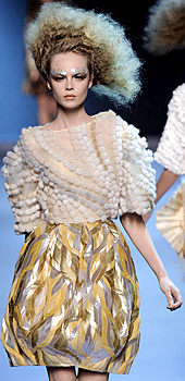 Fashion trends Autumn-Winter 2011/2012: Dress in gold