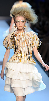 Fashion trends Autumn-Winter 2011/2012: Dress in gold