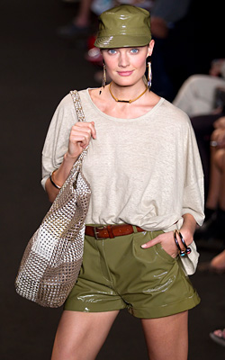 Oversize handbags are in fashion for Spring-Summer 2012