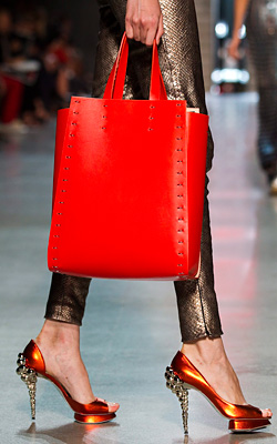 Oversize handbags are in fashion for Spring-Summer 2012